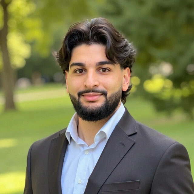 Izzy Hasan Headshot